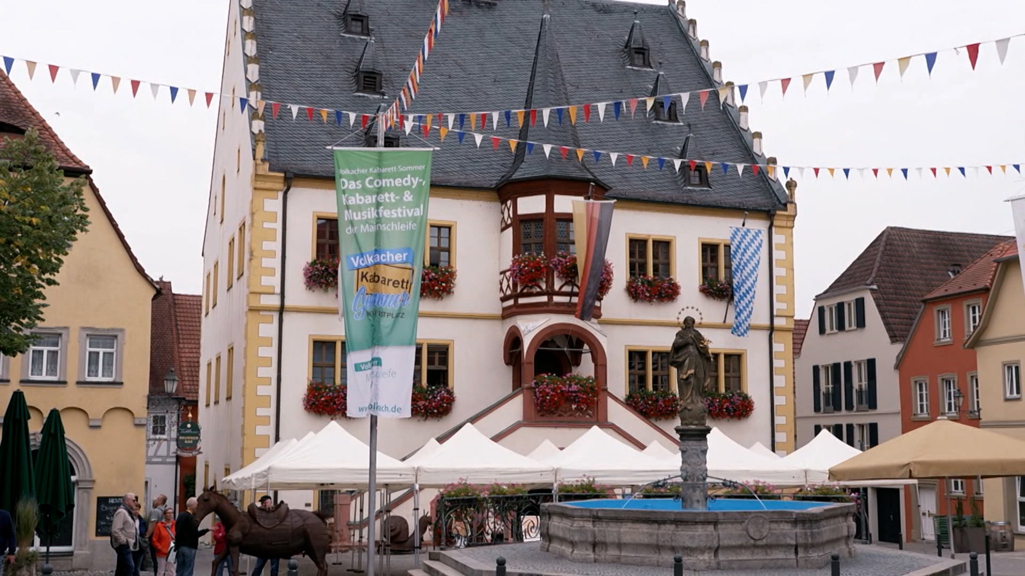 Blick auf das Rathaus der Stadt Volkach im unterfränkischen Landkreis Kitzingen.