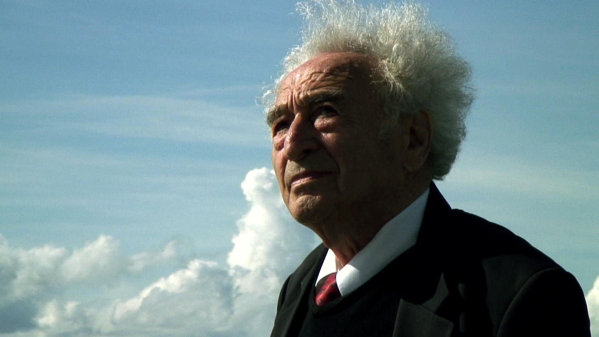 Max Mannheimer - Jahrgang 1920 - bezeichnet sich selbst als "weißen Raben", denn heute gibt es kaum noch Überlebende des Holocaust, noch viel weniger, die darüber reden können. Und Max Mannheimer hat Auschwitz, Warschau, Dachau und Mühldorf überlebt.