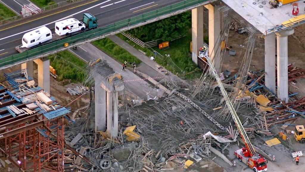 ARCHIV - 15.06.2016, Werneck: Die Luftaufnahme zeigt die Unfallstelle am Ersatzneubau der Talbrücke Schraudenbach der Autobahn 7 (A7) bei Werneck (Bayern). Dort war bei dem Einsturz eines Brückenneubaus ein Arbeiter getötet worden, mehrere wurden schwer verletzt. (zu dpa "Prozess um Gerüsteinsturz von Autobahnbrücke beginnt neu") Foto: Hajo Dietz/dpa +++ dpa-Bildfunk +++