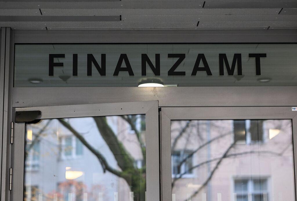 Auf dem Bild ist der Eingang eines Finanzamtes zu sehen