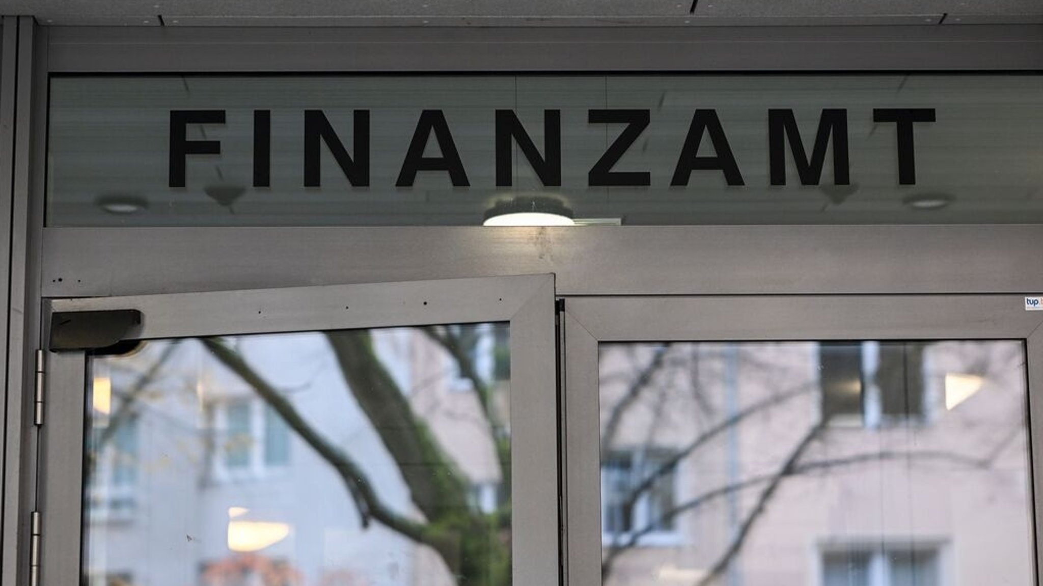Auf dem Bild ist der Eingang eines Finanzamtes zu sehen