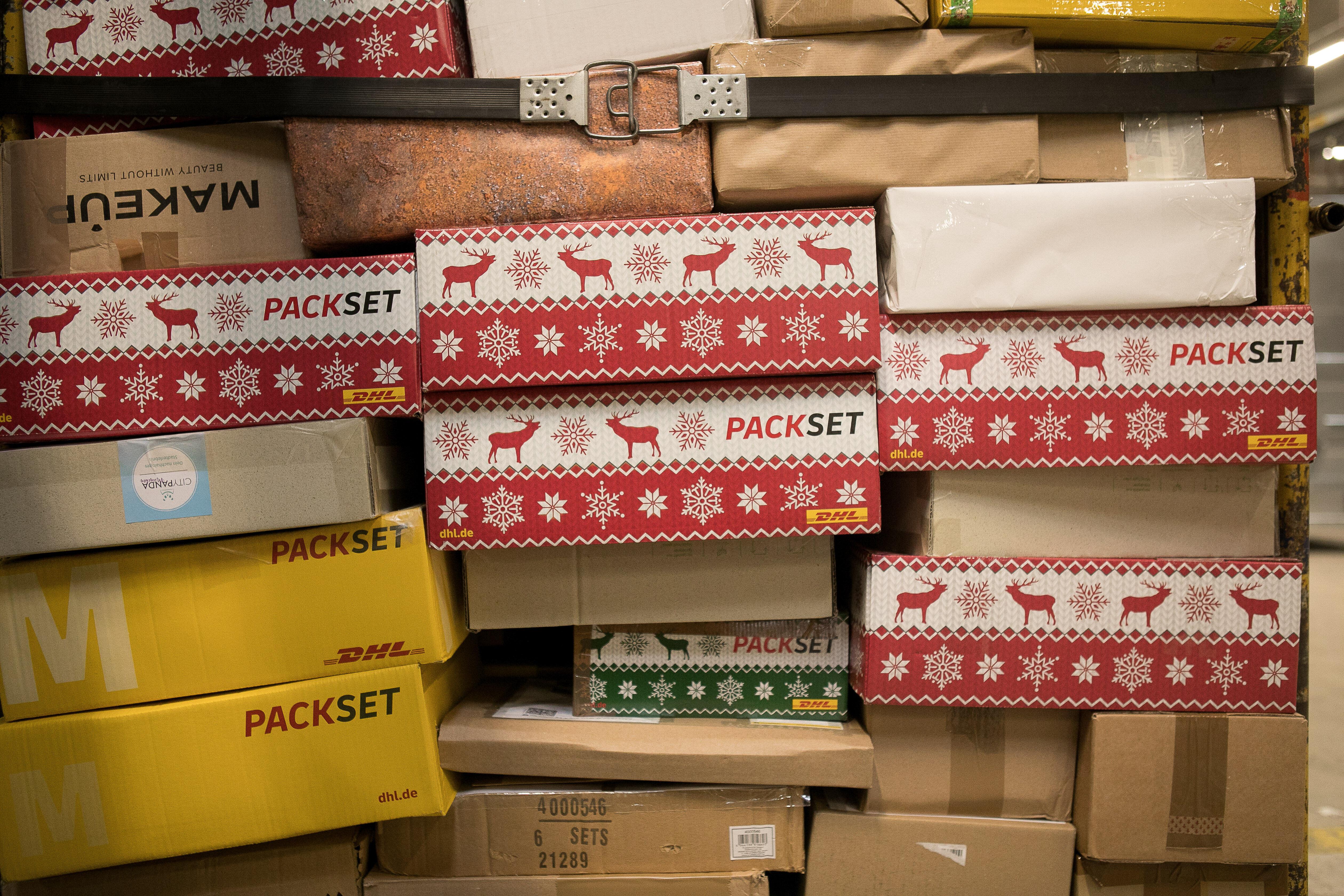 Pakete in einem Sortierzentrum (Symbolbild)