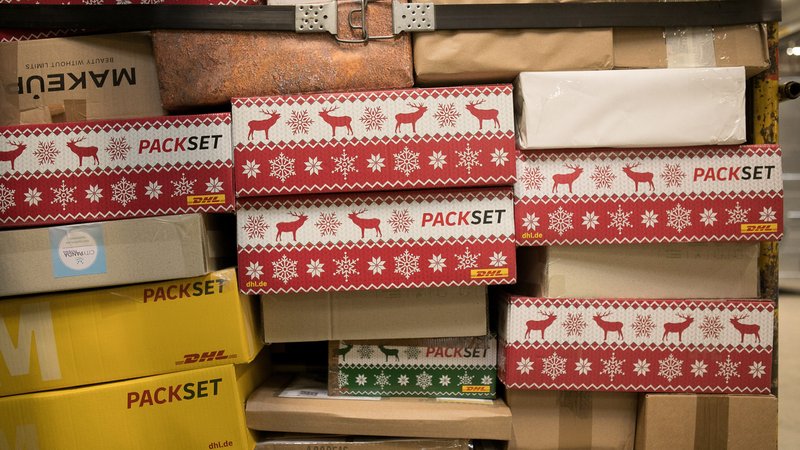 Pakete in einem Sortierzentrum (Symbolbild) | Bild: picture alliance / SZ Photo | Florian Peljak Pakete in einem Sortierzentrum (Symbolbild)