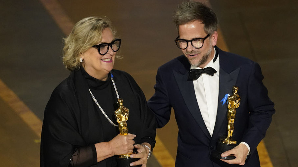 Ernestine Hipper (l) und Christian M. Goldbeck nehmen bei der Oscar-Verleihung im Dolby Theatre in Los Angeles den Preis für das beste Produktionsdesign für «Im Westen nichts Neues» entgegen. Foto: Chris Pizzello/Invision/AP +++ dpa-Bildfunk +++