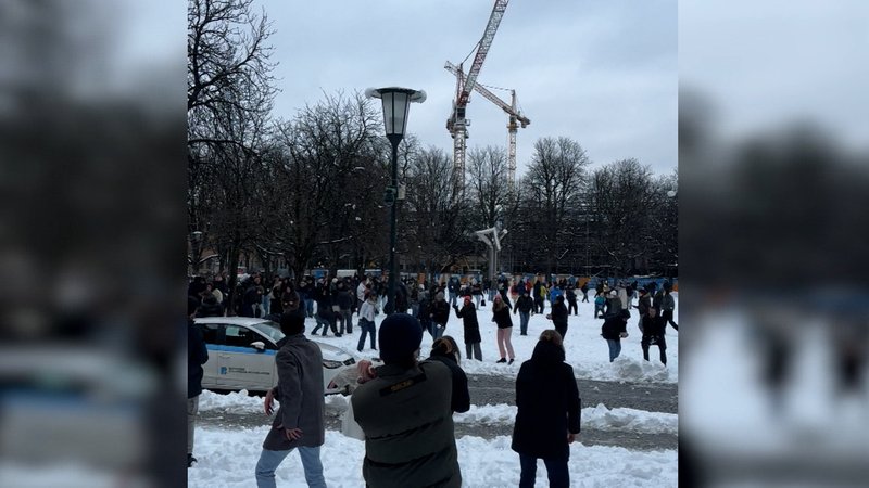 Die Wiese vor der Alten Pinakothek in München wurde zum Schauplatz einer Massen-Schneeballschlacht mit über 300 Teilnehmern. | Bild: Bayerischer Rundfunk 2026 Die Wiese vor der Alten Pinakothek in München wurde zum Schauplatz einer Massen-Schneeballschlacht mit über 300 Teilnehmern.