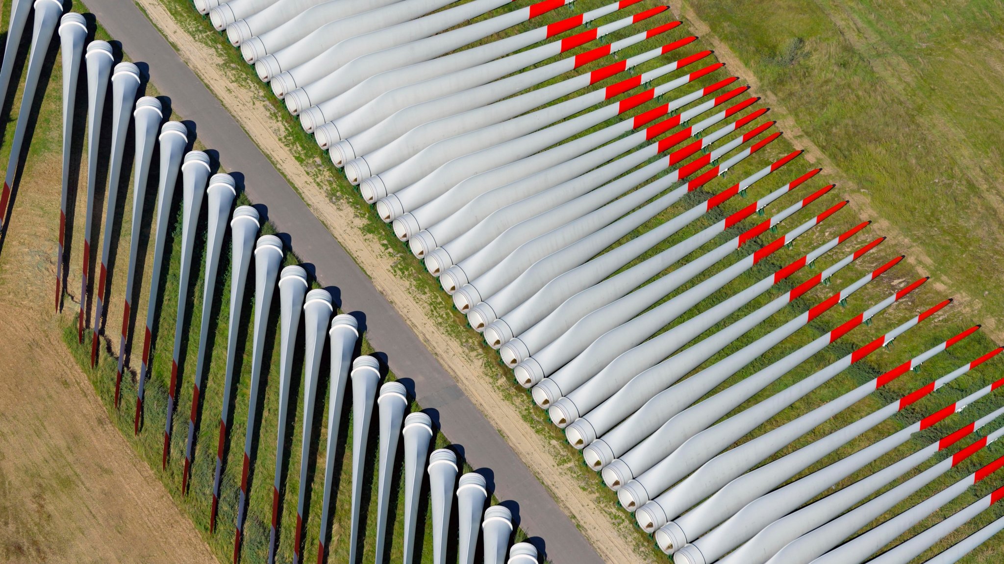 (Symbolbild) Luftaufnahme eines Lagers von Windflügeln für Windkraftanlagen | Bild: picture alliance / imageBROKER | Holger Weitzel (Symbolbild) Luftaufnahme eines Lagers von Windflügeln für Windkraftanlagen
