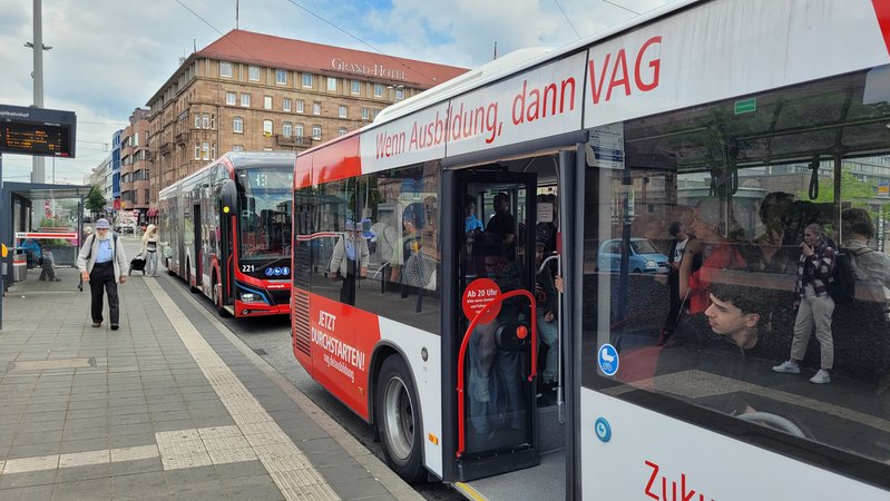Zwei Busse der Nürnberger Verkehrsbetriebe vor dem Hauptbahnhof
