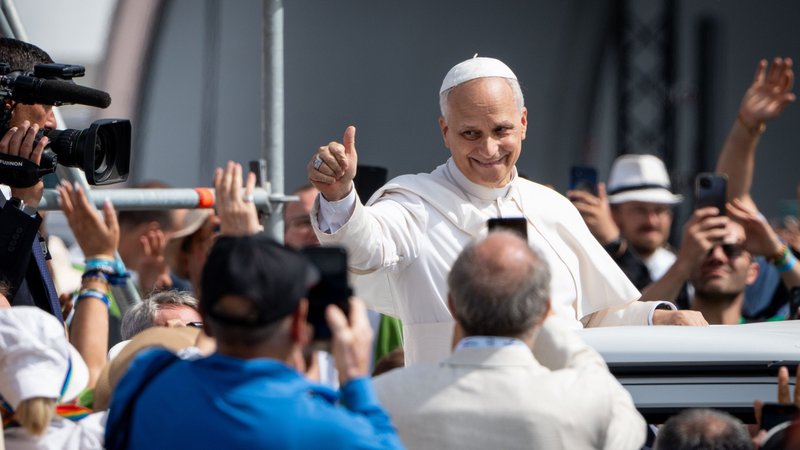 Am 8. Mai stieg weißer Rauch aus dem Schornstein der Sixtinischen Kapelle. Damit begann das Pontifikat von Papst Leo XIV. | Bild: picture alliance / Photoshot Am 8. Mai stieg weißer Rauch aus dem Schornstein der Sixtinischen Kapelle. Damit begann das Pontifikat von Papst Leo XIV.