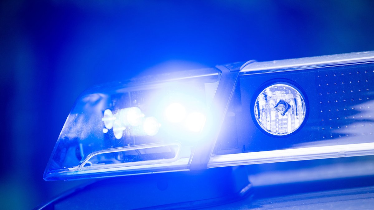 Symbolbild: Das Blaulicht eines Polizeiautos.