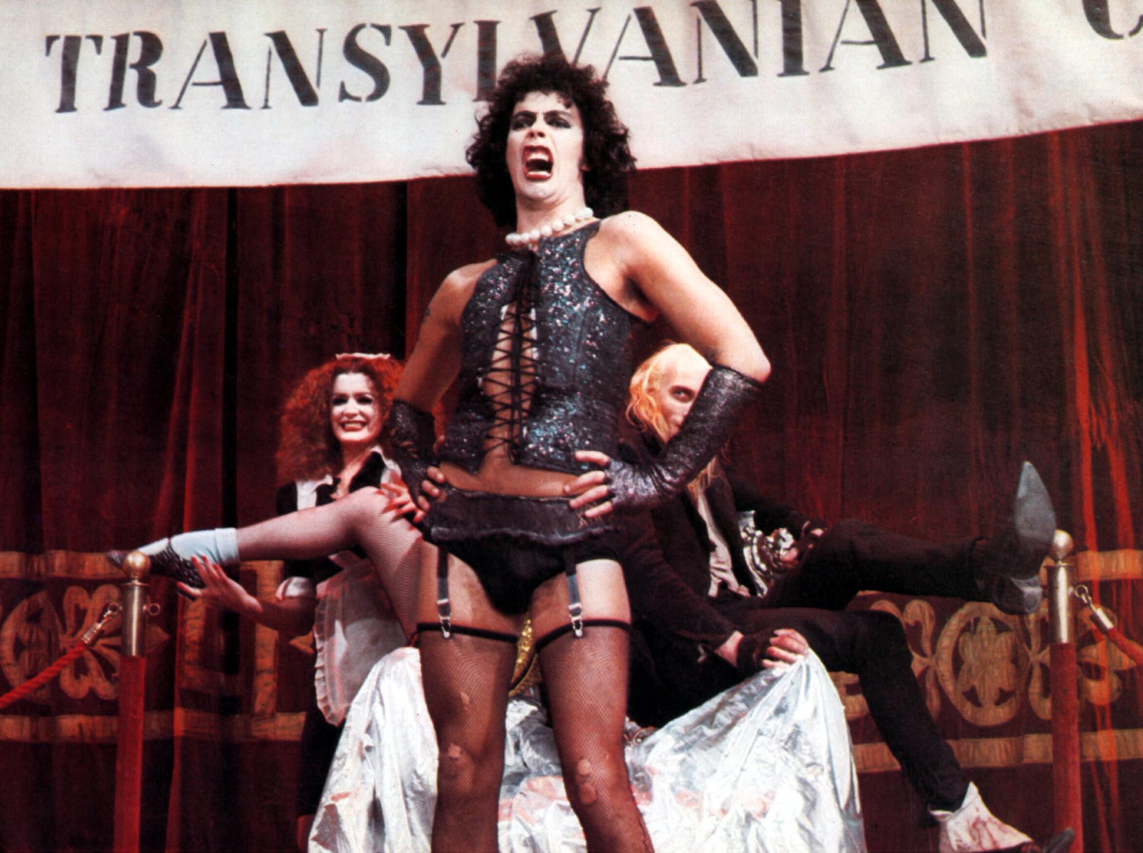Tim Curry in seiner Rolle des Dr. Frank N. Furter, bekleidet mit Korsett und Strapse. | Bild:picture alliance/United Archives | United Archives/Impress