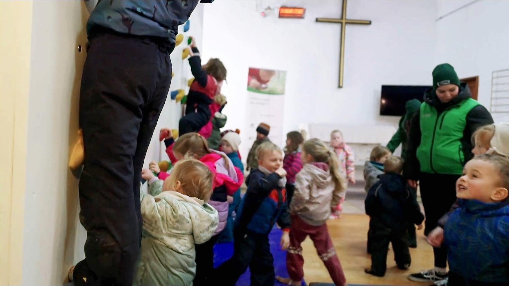 Die Pauluskirche in Trabitz stand meist leer. Heute lachen hier Kinder, klettern an der Wand und ziehen mit Eseln zur "Kirche im Wald".
