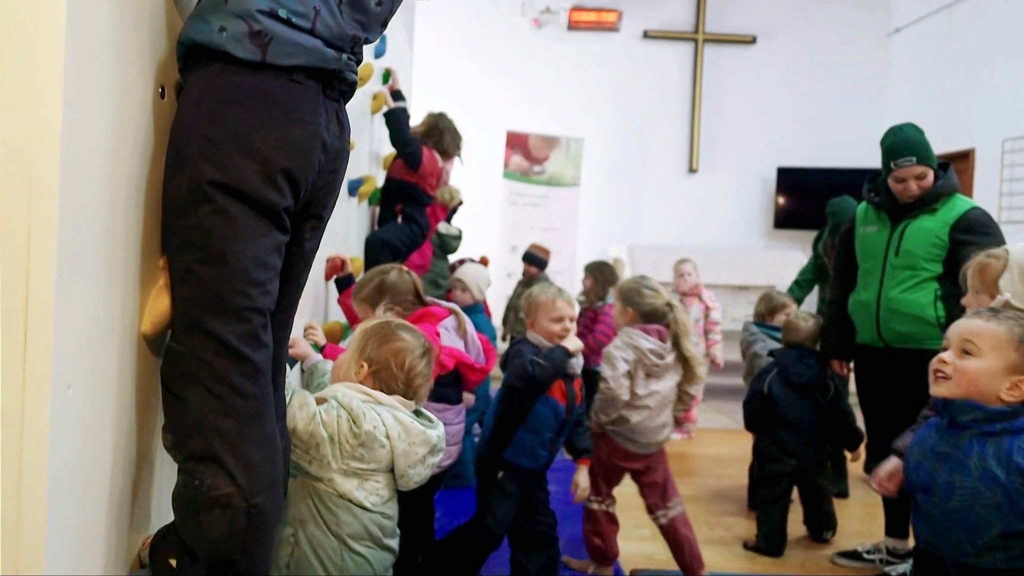 Die Pauluskirche in Trabitz stand meist leer. Heute lachen hier Kinder, klettern an der Wand und ziehen mit Eseln zur "Kirche im Wald".