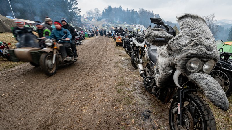 Motorräder auf dem Gelände des Elefantentreffens.