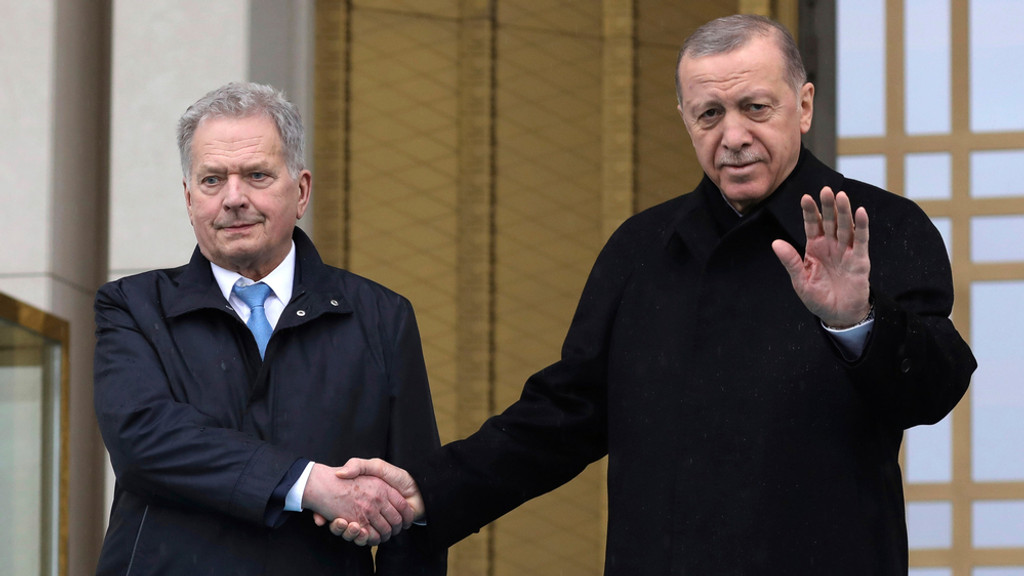 Recep Tayyip Erdogan (r), Präsident der Türkei und Sauli Niinistö, Präsident von Finnland, geben sich während einer Begrüßungszeremonie am 17. März 2023 in Ankara die Hand. 