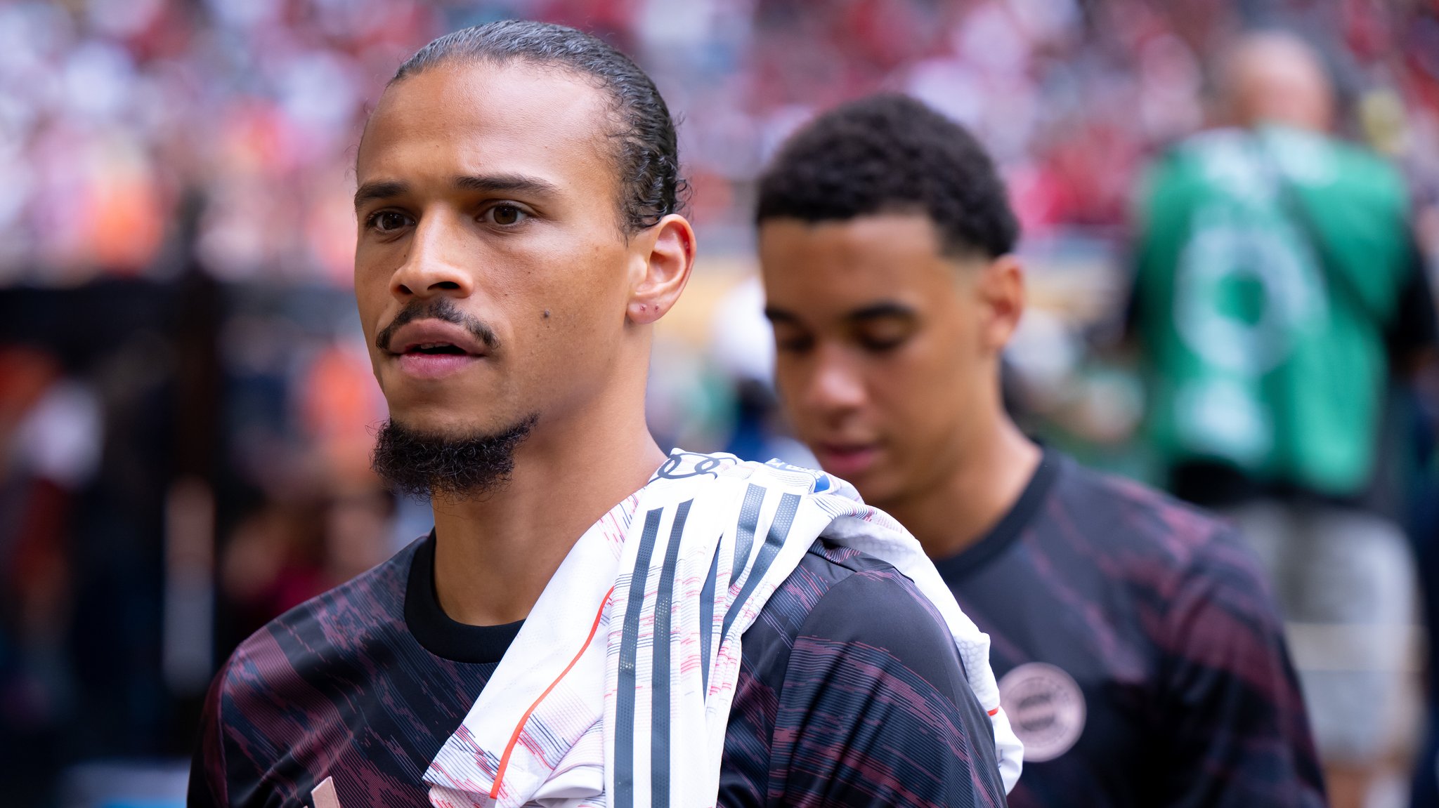 Leroy Sane und Jamal Musiala im Hintergrund | Bild: picture alliance/dpa | Sven Hoppe Leroy Sane und Jamal Musiala im Hintergrund