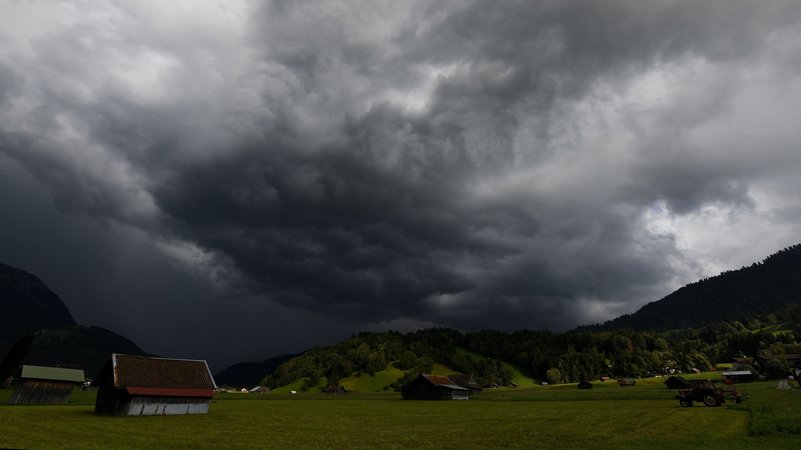 Dunkle Wolken über Garmisch-Partenkirchen | Bild: Bayerischer Rundfunk 2024 Dunkle Wolken über Garmisch-Partenkirchen