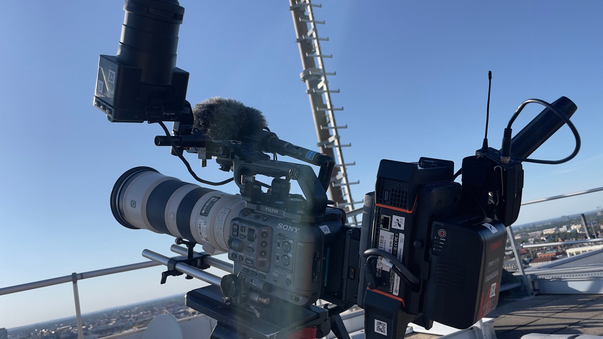 Der BR streamt die Sonnenfinsternis live vom Dach des Funkhauses in München. | Bild: BR/Sebastian Taprogge Der BR streamt die Sonnenfinsternis live vom Dach des Funkhauses in München.