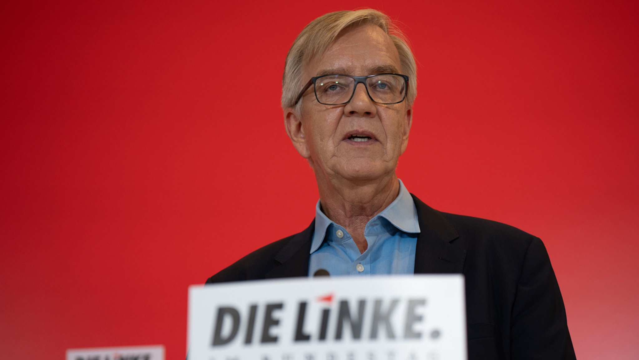 Dietmar Bartsch, Fraktionsvorsitzender der Partei Die Linke, spricht bei einem Pressestatement vor Beginn der Fraktionssitzung der Linken im Bundestag.