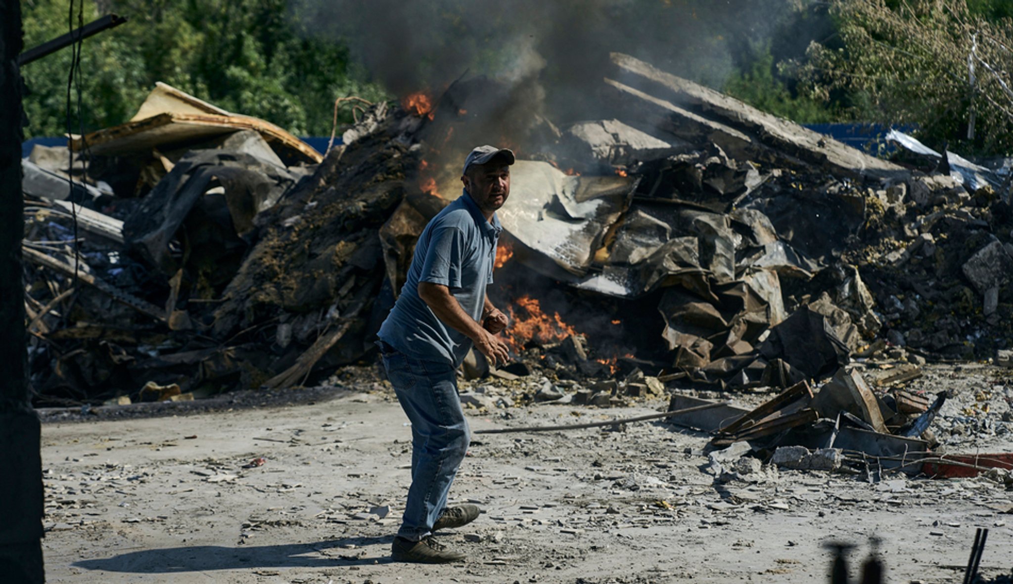 In Kramatorsk steht ein Ukrainer inmitten von Trümmern nach einem Angriff in der Nähe seines Hauses am heutigen Freitag.  