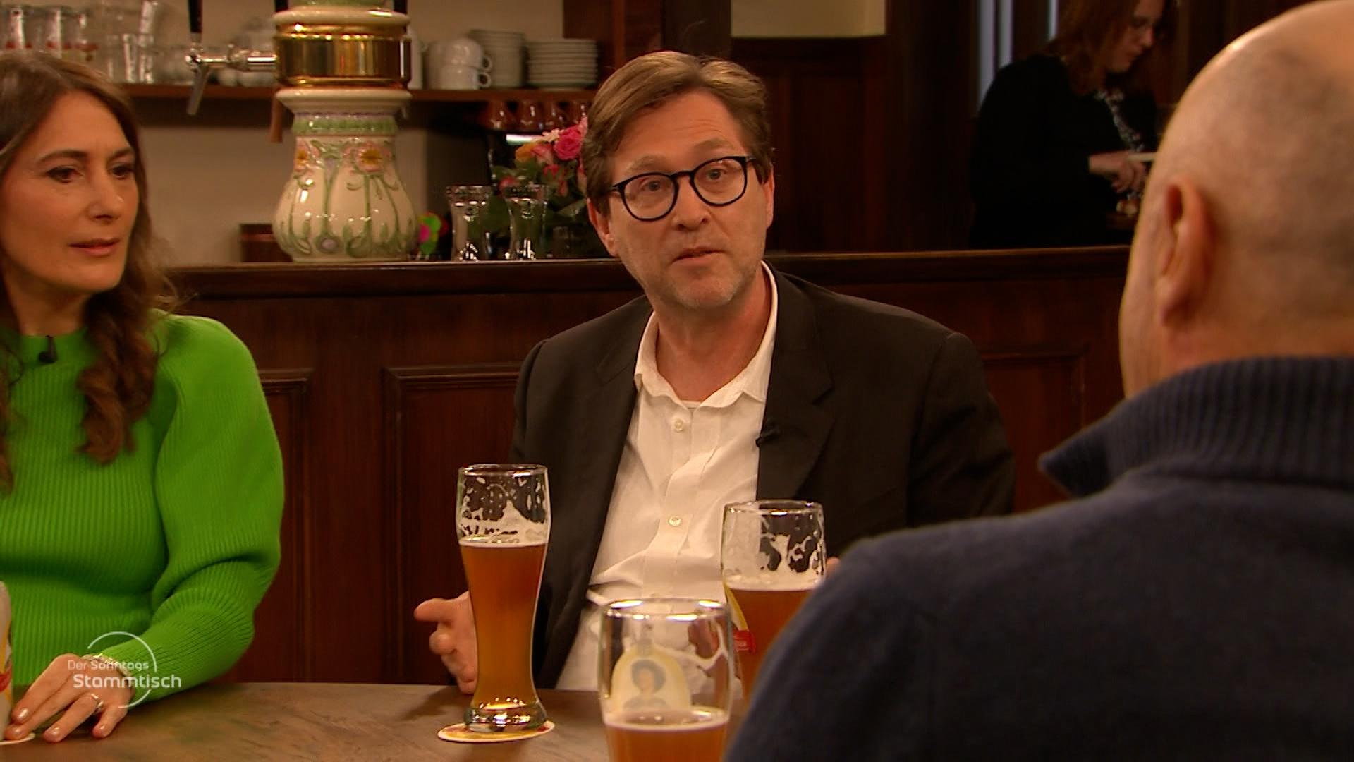 Autor Jan Weiler am BR Sonntags-Stammtisch