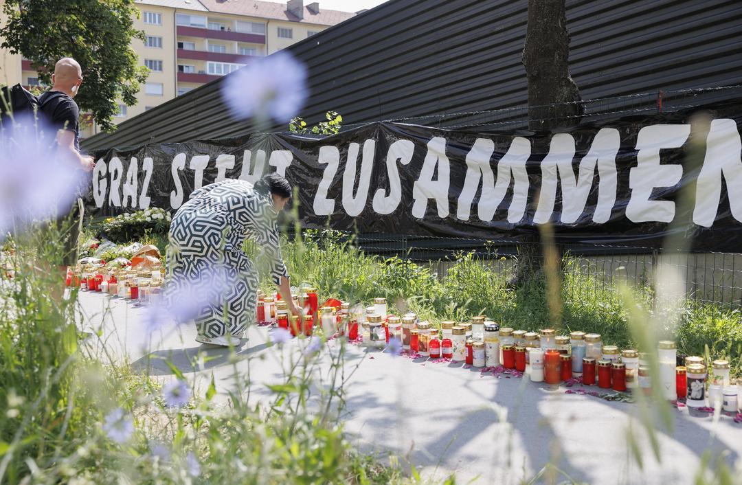 Beileidsbekundungen liegen vor der Schule nach dem Amoklauf in Graz mit zehn Todesopfern.
