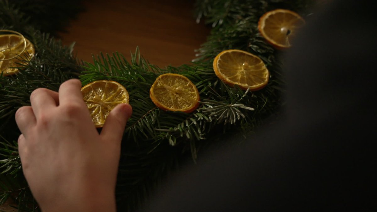 Ein weihnachtlicher Türkranz lässt sich mit natürlicher Dekoration gestalten - ohne hohe Kosten