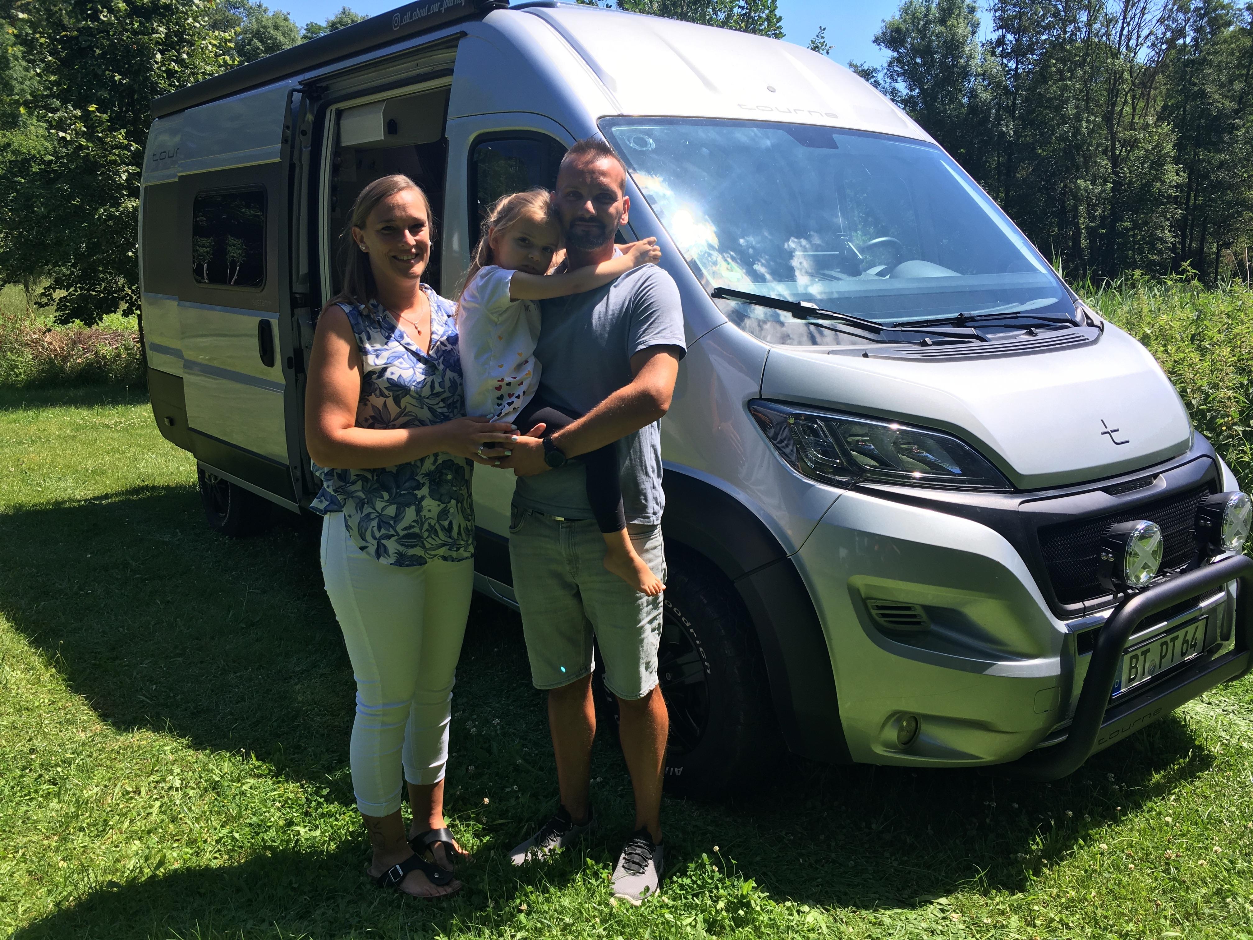 Kai, Maria und Ella Schober aus Bayreuth stehen vor ihrem Wohnmobil.