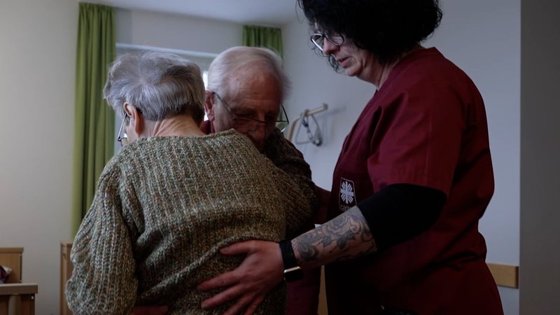 Im Pflegeübungszentrum in Mellrichstadt bekommen pflegende Angehörige Tipps, wie man richtig pflegt. | Bild: BR-Studio Franken Im Pflegeübungszentrum in Mellrichstadt bekommen pflegende Angehörige Tipps, wie man richtig pflegt.