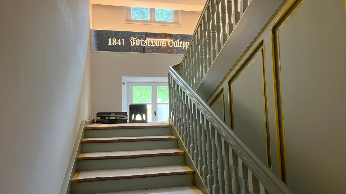 Die Treppe ist breit und elegant und wirkt eher als gehöre sie in ein Herrenhaus. In diesem Salbeiton wurde sie auch 1841 gestrichen.
