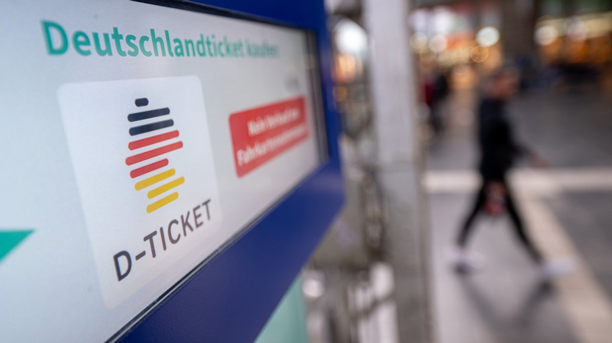 Ein Hinweis für das Deutschlandticket steht am Hauptbahnhof in Frankfurt auf einem Fahrkartenautomaten. 