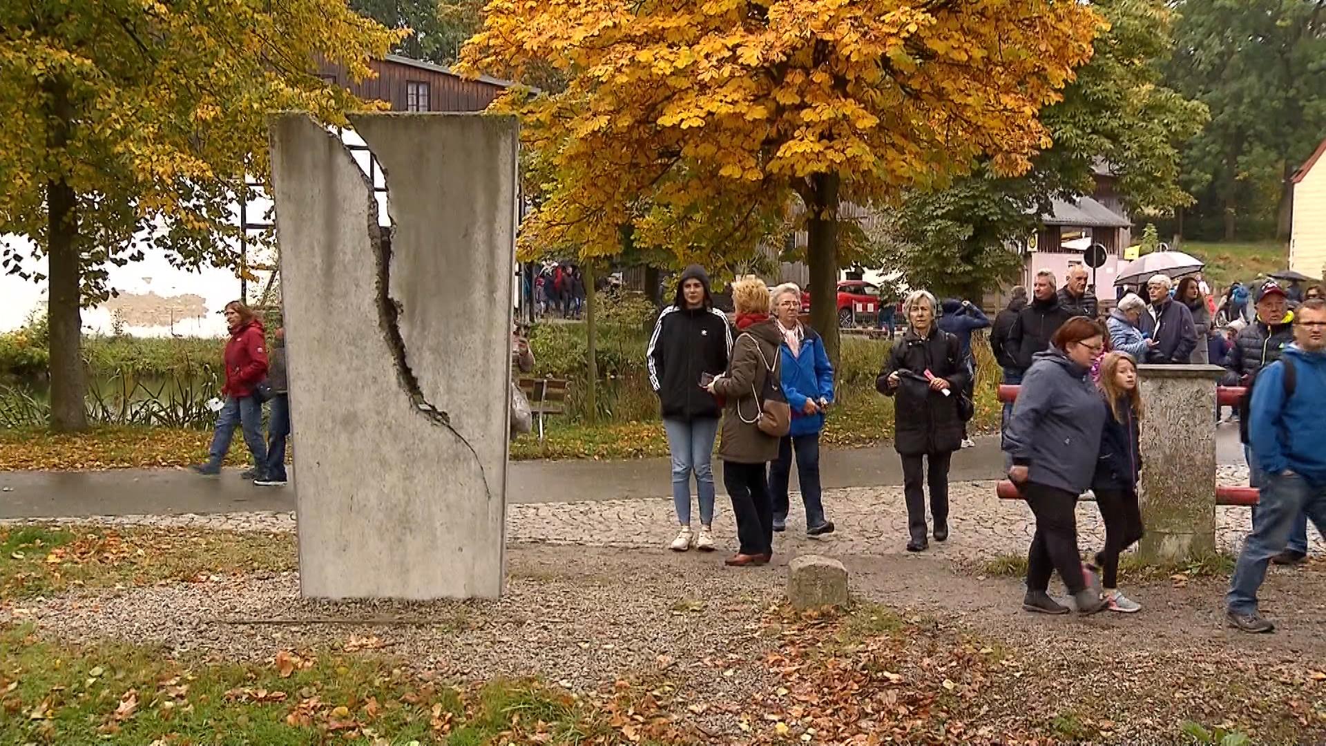 Ein Kleiner Ort In Oberfranken Steht Symbolhaft Für Die Deutsche Teilung Mödlareuth Die Grenze Zwischen Der Ddr Und Der Bundesrepublik Lief Mitten Durch Das Dorf Zerriss Familien Und - 