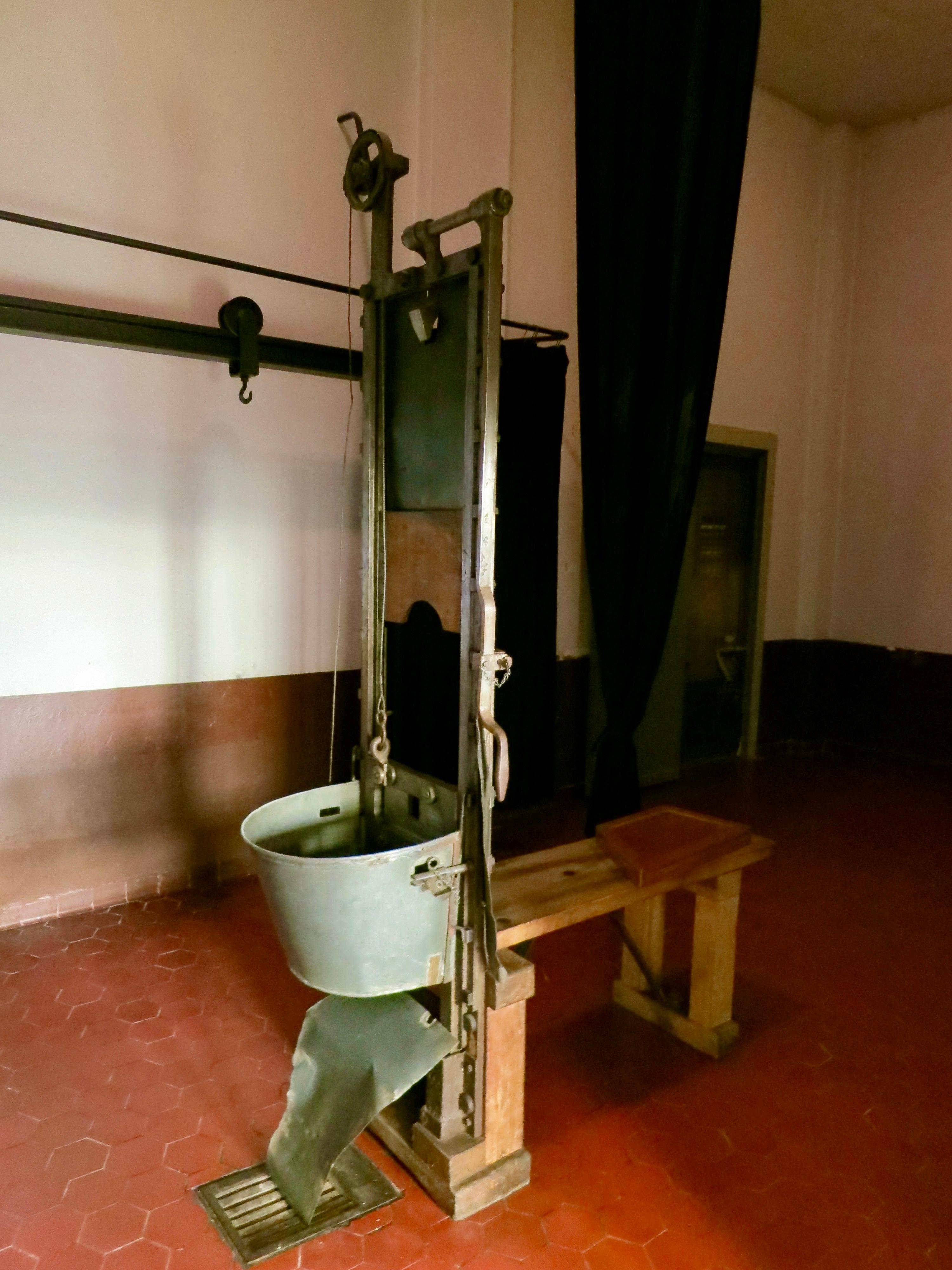 Fotos der Münchner Guillotine gibt das Bayerische Nationalmuseum nicht frei. Das abgebildete Modell stammt ebenfalls aus der Münchner Manufaktur von Johann Mannhardt: Das Fallbeil von Berlin-Plötzensee (heute in der Gedenkstätte Brandenburg-Görden). Auf ihm starben 2.800 Menschen aus 20 Nationen.