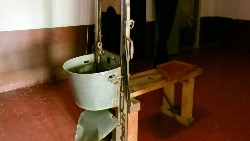 Fotos der Münchner Guillotine gibt das Bayerische Nationalmuseum nicht frei. Das abgebildete Modell stammt ebenfalls aus der Münchner Manufaktur von Johann Mannhardt: Das Fallbeil von Berlin-Plötzensee (heute in der Gedenkstätte Brandenburg-Görden). Auf ihm starben 2.800 Menschen aus 20 Nationen. | Bild: BR/Ulrich Trebbin Fotos der Münchner Guillotine gibt das Bayerische Nationalmuseum nicht frei. Das abgebildete Modell stammt ebenfalls aus der Münchner Manufaktur von Johann Mannhardt: Das Fallbeil von Berlin-Plötzensee (heute in der Gedenkstätte Brandenburg-Görden). Auf ihm starben 2.800 Menschen aus 20 Nationen.