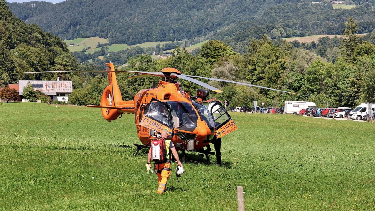 Zu sehen ist ein Hubschrauber auf einer Wiese kurz vor dem Rettungseinsatz