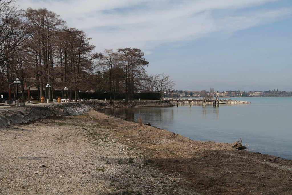 Sirmione am Gardasee im Februar 2023. Dürrealarm: Am Gardasee droht Rekordtiefwasser. | Bild: picture alliance / ROPI Sirmione am Gardasee im Februar 2023. Dürrealarm: Am Gardasee droht Rekordtiefwasser.