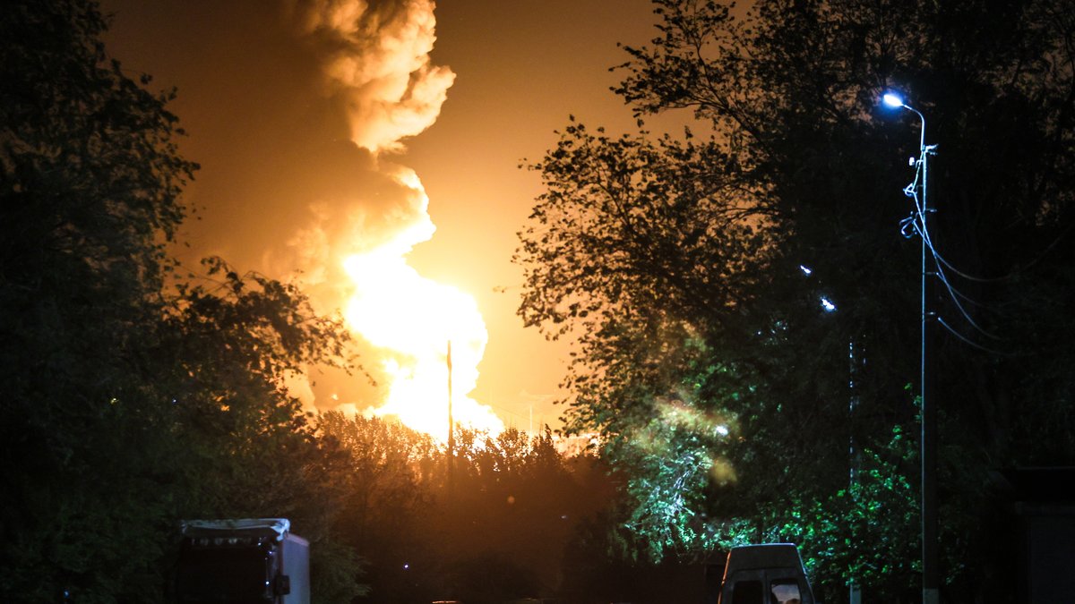 Flammen über Tanklager in Luhansk