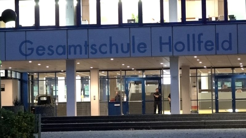 Polizisten stehen vor dem Gebäude der Gesamtschule Hollfeld.