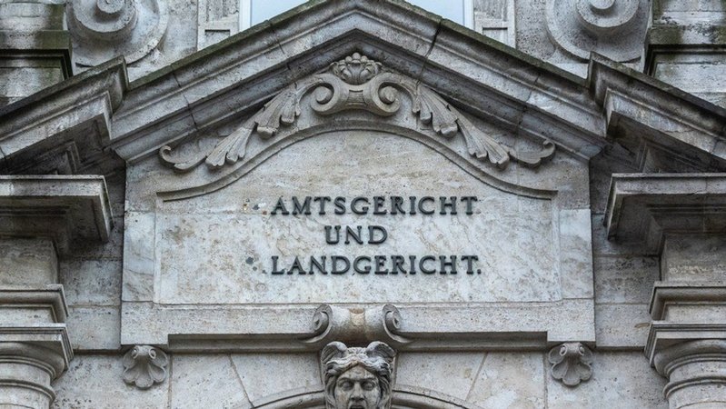 Das Portal des Regensburger Justitzgebäudes | Bild: dpa-Bildfunk/Armin Weigel Das Portal des Regensburger Justitzgebäudes