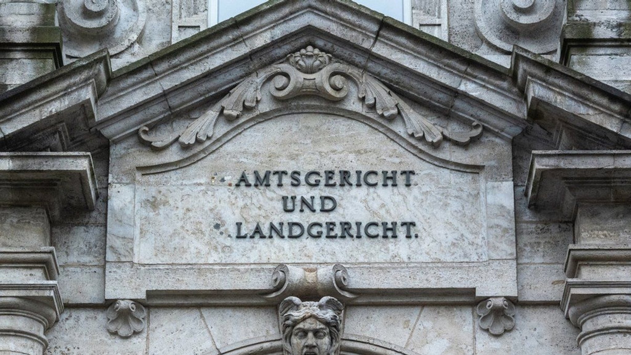 Das Portal des Regensburger Justitzgebäudes