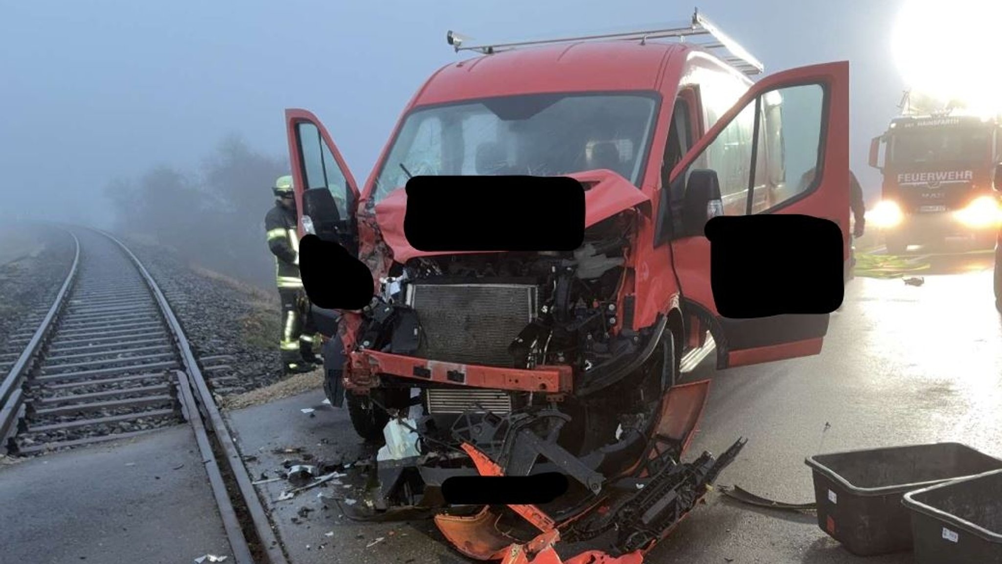 Kleintransporter prallt bei Nebel gegen Zug