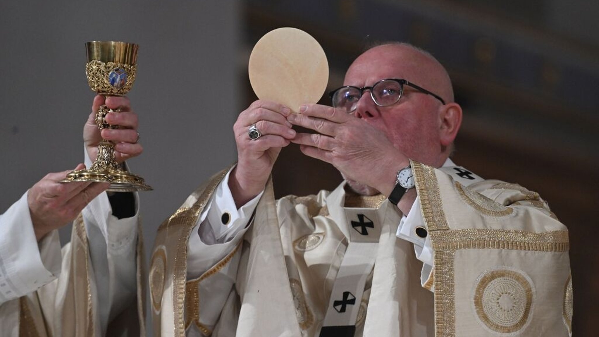 24.12.2025, Bayern, München: Kardinal Reinhard Marx hält bei der Christmette im Münchner Dom eine Hostie in die Höhe. Alljährlich findest dieser Weihnachtsgottesdienst in der Frauenkirche statt. Foto: Felix Hörhager/dpa +++ dpa-Bildfunk +++ | Bild: dpa-Bildfunk/Felix Hörhager 24.12.2025, Bayern, München: Kardinal Reinhard Marx hält bei der Christmette im Münchner Dom eine Hostie in die Höhe. Alljährlich findest dieser Weihnachtsgottesdienst in der Frauenkirche statt. Foto: Felix Hörhager/dpa +++ dpa-Bildfunk +++