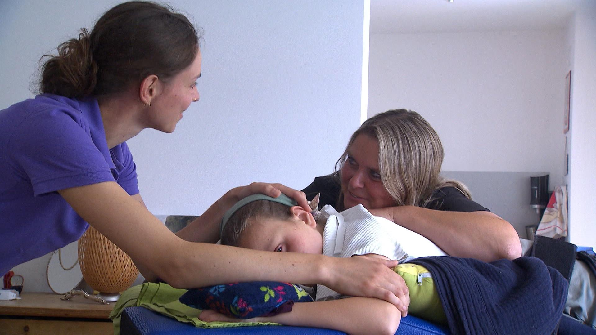 Zwei Frauen pflegen Kind