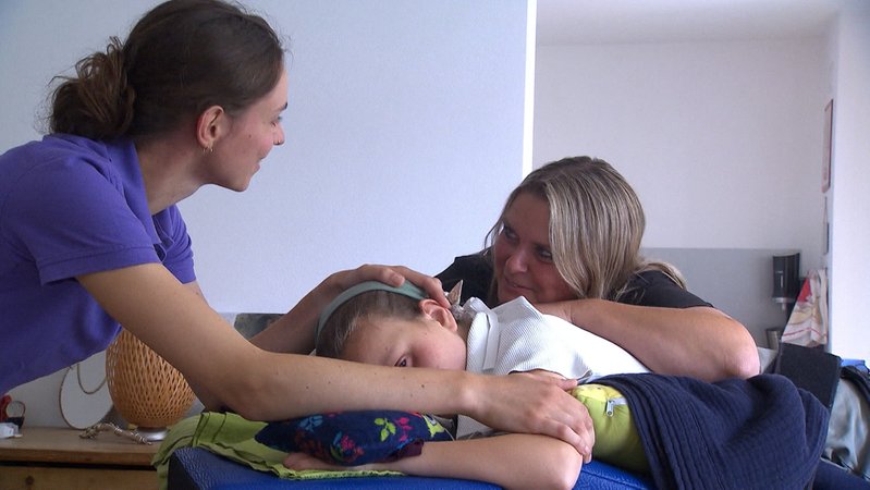 Zwei Frauen pflegen Kind | Bild: BR Zwei Frauen pflegen Kind