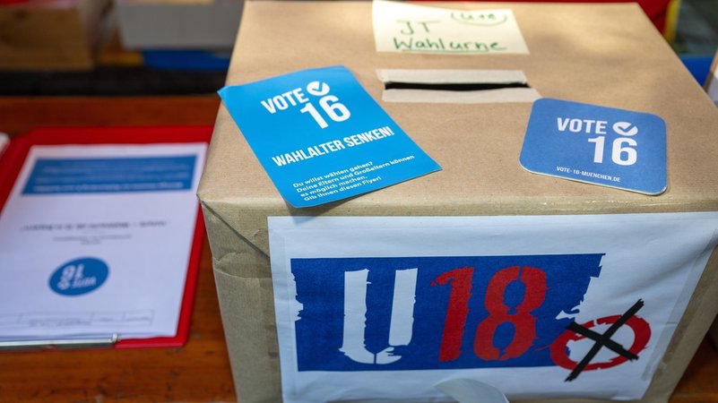 Archivbild: Wahlurne der U18-Wahl | Bild: picture alliance / SZ Photo | Catherina Hess Archivbild: Wahlurne der U18-Wahl