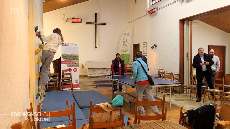Kinder beim Klettern und beim Tischtennisspielen in der Kirche in Trabitz. | Bild: BR Kinder beim Klettern und beim Tischtennisspielen in der Kirche in Trabitz.