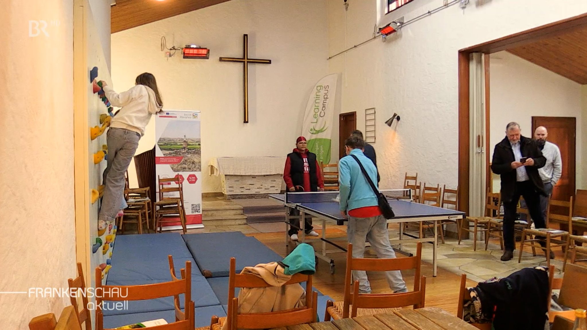 Kinder beim Klettern und beim Tischtennisspielen in der Kirche in Trabitz.