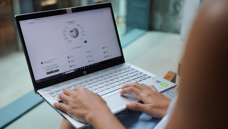 Bedroht KI die Wikipedia? | Bild: picture alliance / Sipa USA | SOPA Images Bedroht KI die Wikipedia?