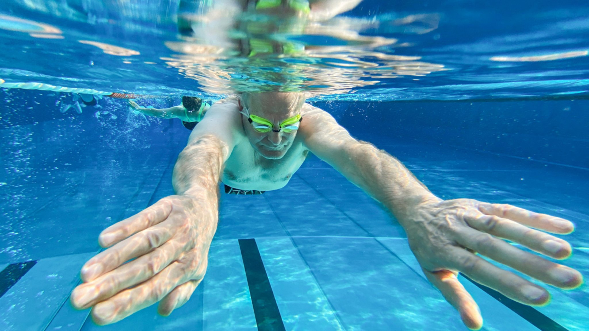 Schwimmer in einem Freibad