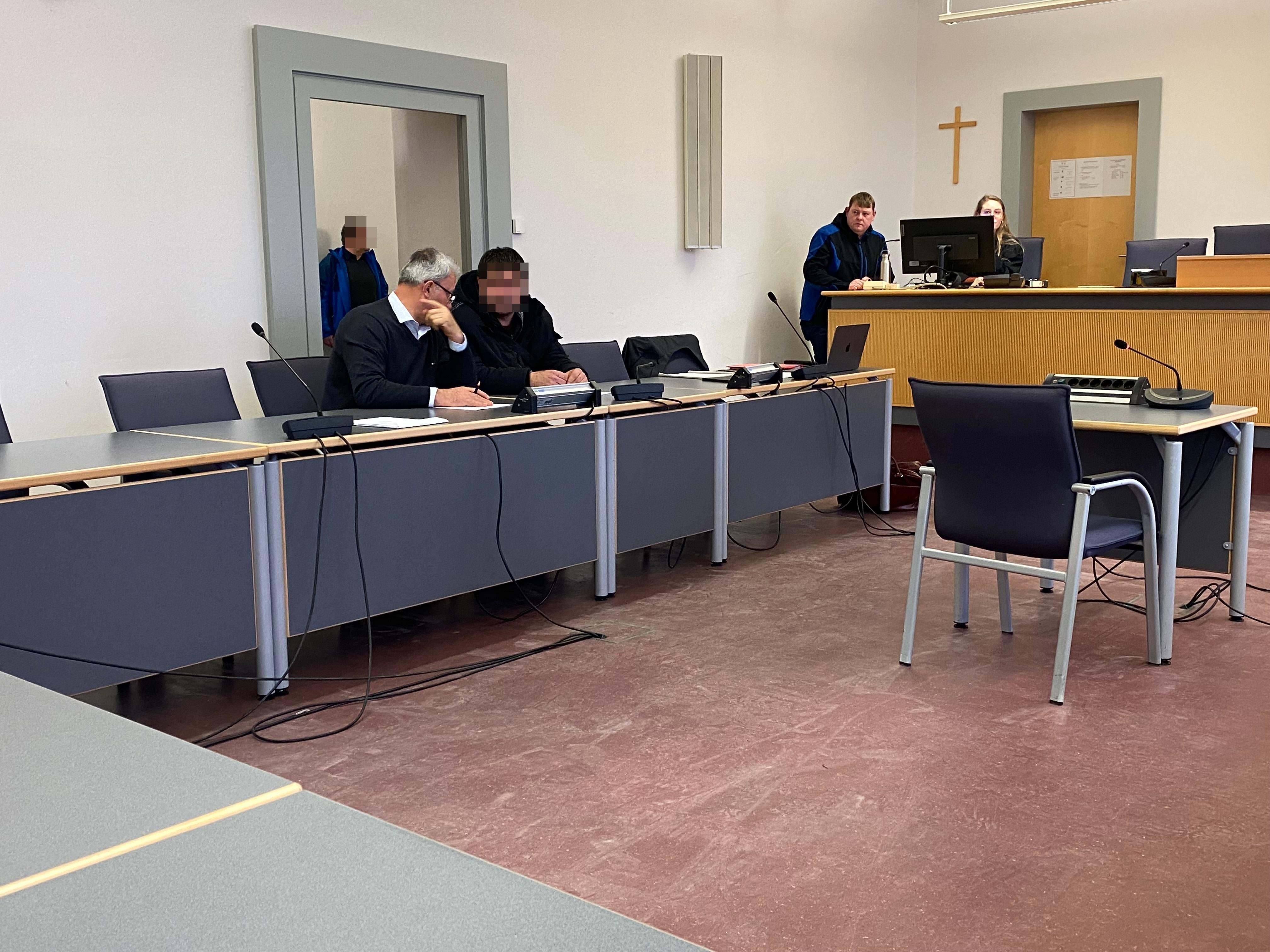 Mehrere Personen in einem Gerichtssaal