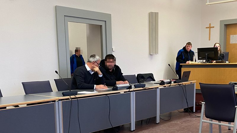 Mehrere Personen in einem Gerichtssaal | Bild: BR/Corinna Ballweg Mehrere Personen in einem Gerichtssaal